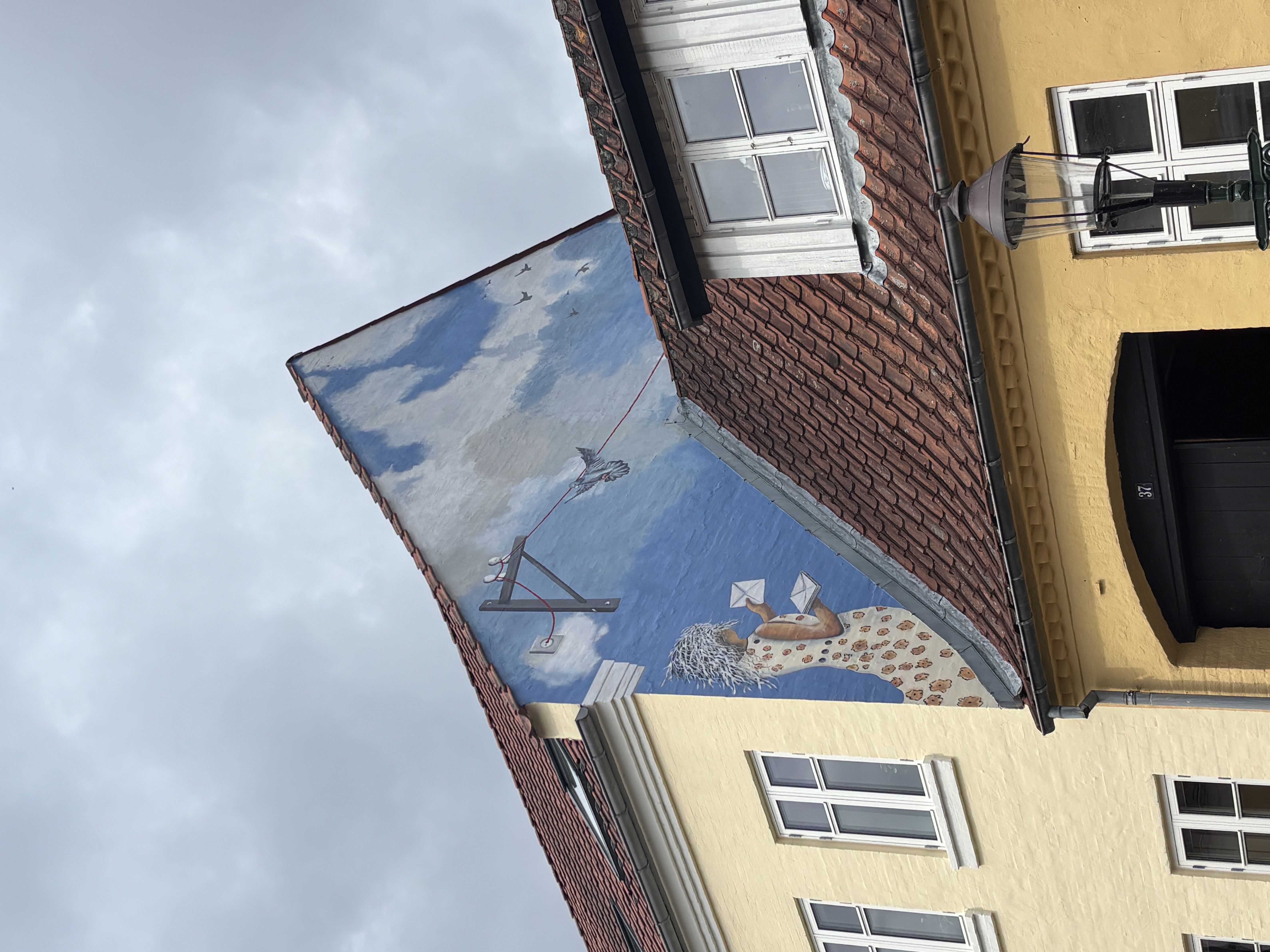 Post-motivet sender en hilsen til det historiske Viborg, som Sct. Mogens Gade er en del af.