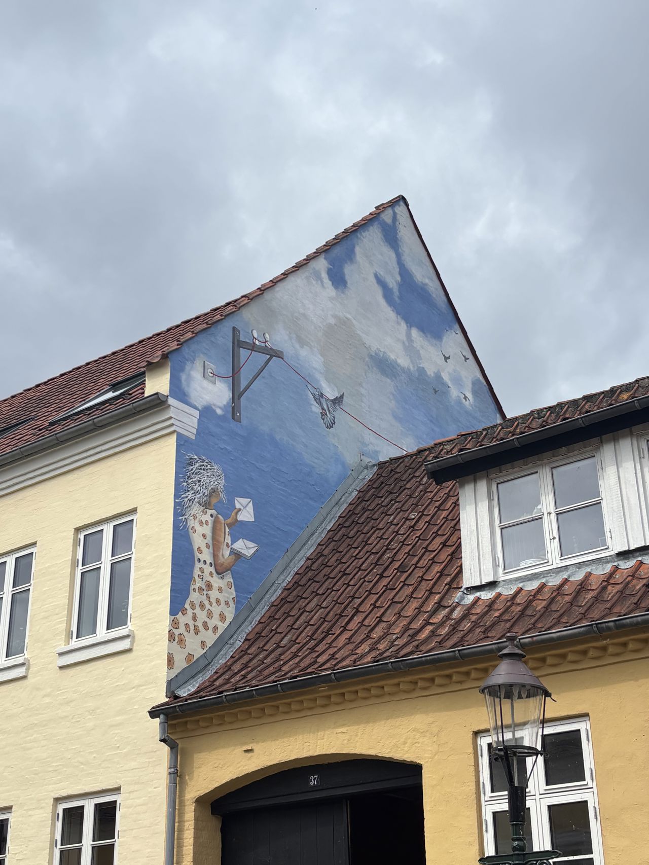 Post-motivet sender en hilsen til det historiske Viborg, som Sct. Mogens Gade er en del af.