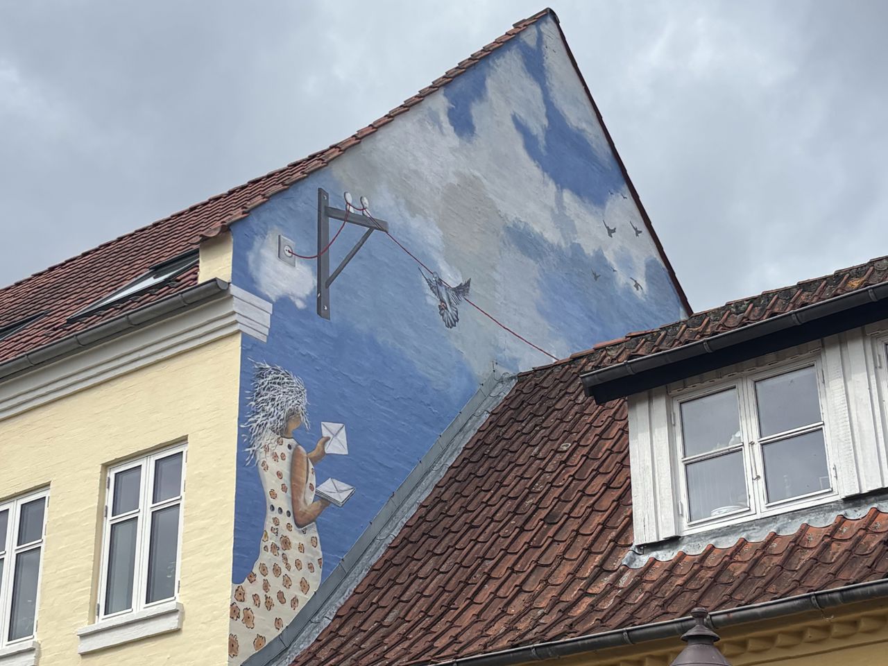 Post-motivet sender en hilsen til det historiske Viborg, som Sct. Mogens Gade er en del af.