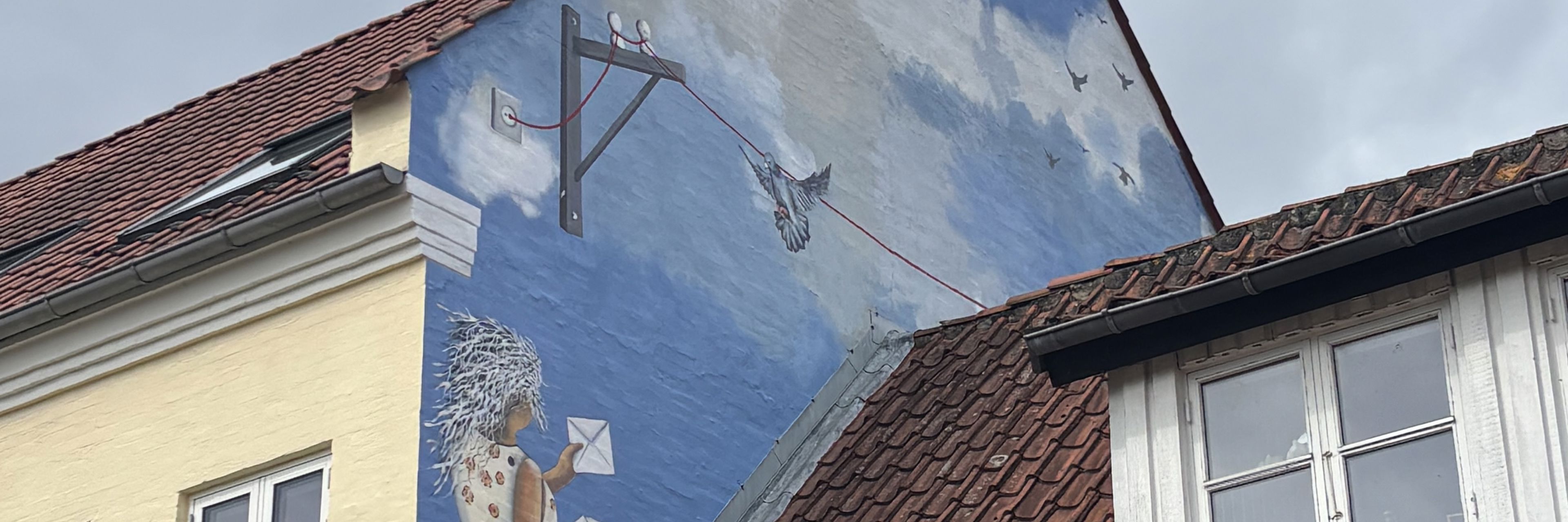 Post-motivet sender en hilsen til det historiske Viborg, som Sct. Mogens Gade er en del af.